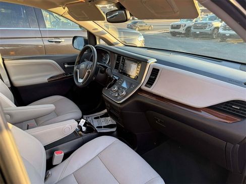 Used 2019 Toyota Sienna Limited Premium image 23