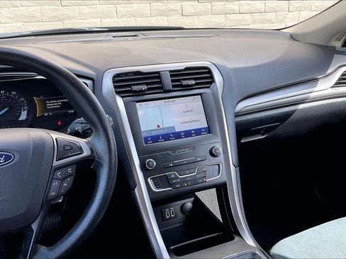 Used 2020 Ford Fusion SE image 5