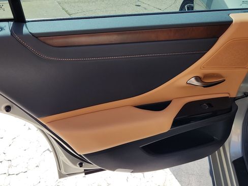 Used 2025 Lexus ES 300h w/ Premium Package image 23