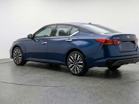 Used 2025 Nissan Altima 2.5 SV image 6