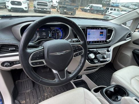 Used 2021 Chrysler Pacifica Touring-L w/ Uconnect Theater Family Group image 25