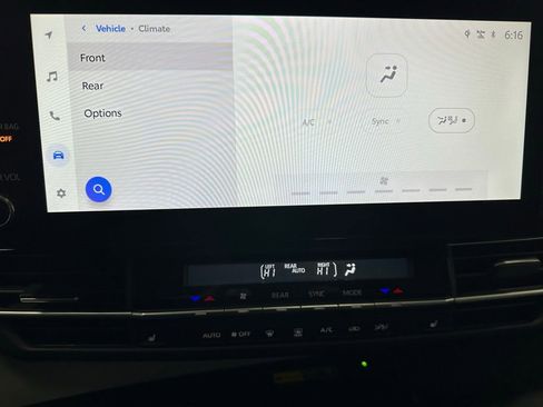 Used 2025 Toyota Sienna XLE image 31