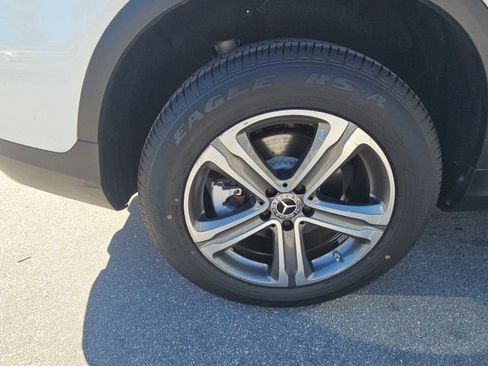 Used 2020 Mercedes-Benz GLC 300 4MATIC w/ Multimedia Package image 17