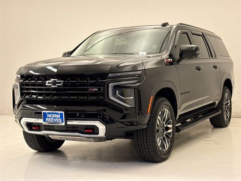 Used 2025 Chevrolet Suburban Z71 w/ Comfort Package image 2