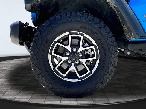 Certified 2025 Jeep Wrangler Unlimited Rubicon w/ Convenience Group AWD/4WD image 32