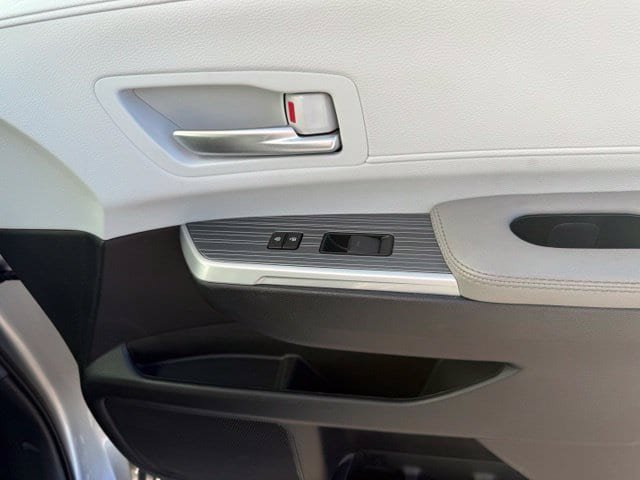 Used 2025 Toyota Sienna XLE FWD image 19