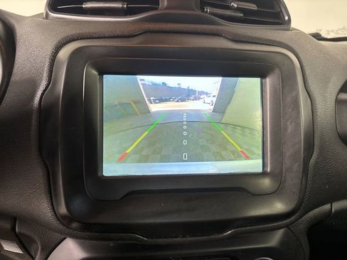 Used 2018 Jeep Renegade Latitude w/ Popular Equipment Group image 15