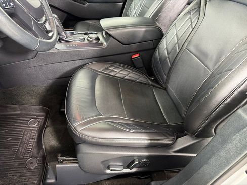 Used 2017 Ford Explorer Platinum image 12