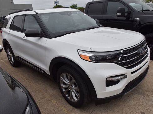 Used 2023 Ford Explorer XLT w/ Equipment Group 202A image 4