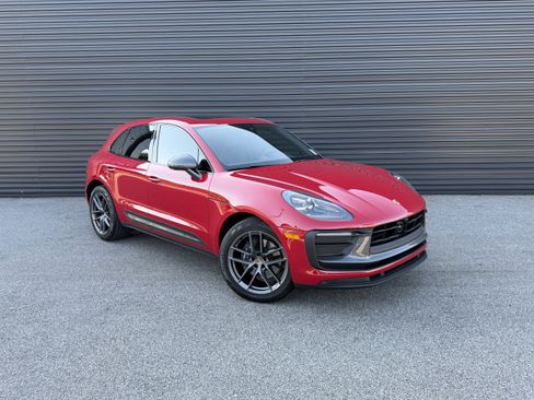 Certified 2025 Porsche Macan image 7