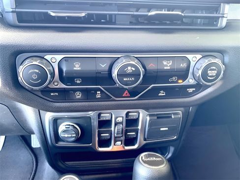 Used 2025 Jeep Gladiator Nighthawk image 35