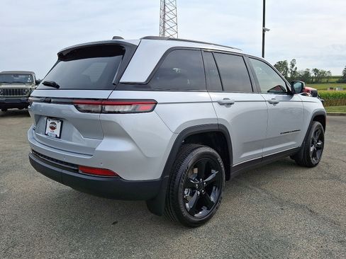 New 2025 Jeep Grand Cherokee Altitude image 4