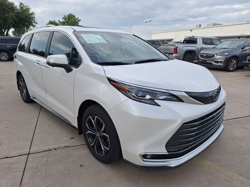 Used 2025 Toyota Sienna Platinum AWD/4WD image 8