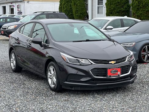Used 2017 Chevrolet Cruze LT FWD image 1