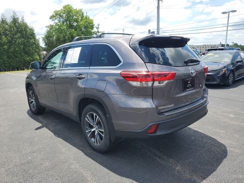 Used 2019 Toyota Highlander Plus FWD image 2