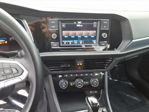Used 2024 Volkswagen Jetta SE FWD image 16