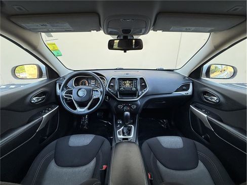 Used 2018 Jeep Cherokee Latitude AWD/4WD image 14