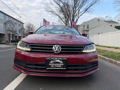 Used 2017 Volkswagen Jetta SE image 3