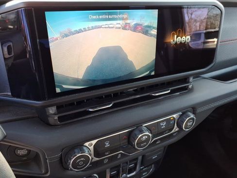 Used 2024 Jeep Wrangler Unlimited Rubicon AWD/4WD image 25