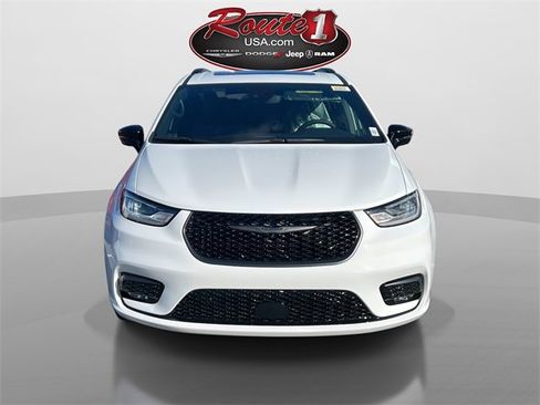 New 2026 Chrysler Pacifica Select image 2