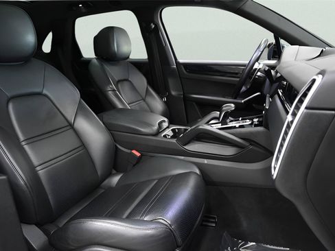 Used 2019 Porsche Cayenne S w/ Premium Package AWD/4WD image 21