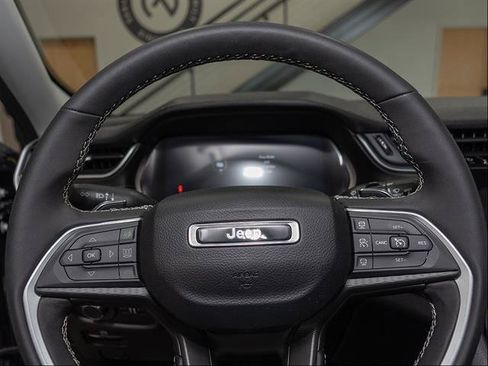 Used 2023 Jeep Grand Cherokee Laredo w/ Luxury Tech Group I AWD/4WD image 11