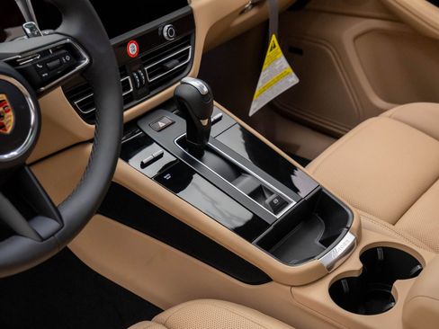 Certified 2026 Porsche Macan image 13