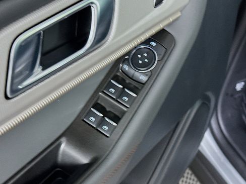 Used 2025 Ford Explorer Active RWD image 15