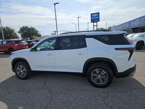 Used 2024 Chevrolet Traverse LT FWD image 11