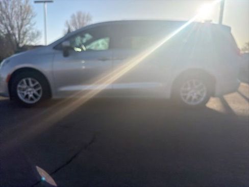 Used 2022 Chrysler Voyager LX FWD image 2
