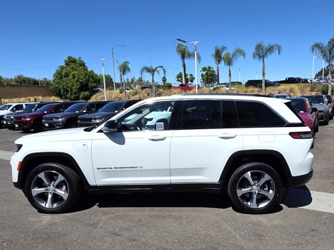 Certified 2023 Jeep Grand Cherokee 4WD 4xe w/ Luxury Tech Group II image 2