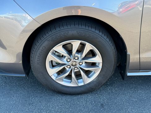 Used 2022 Toyota Sienna LE FWD image 4