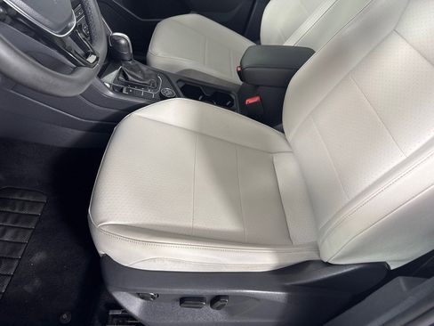 Used 2020 Volkswagen Tiguan SE w/ Panoramic Sunroof Package image 14