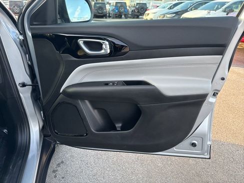 Certified 2025 Jeep Compass Limited image 29