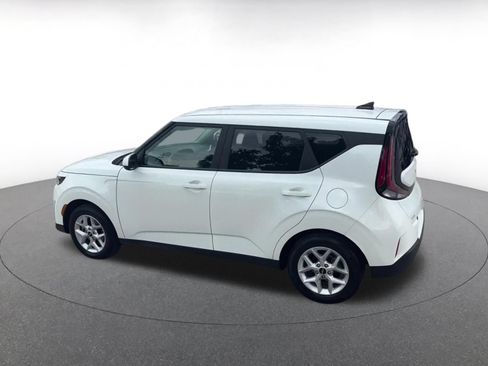 Used 2025 Kia Soul LX w/ LX Technology Package FWD image 8