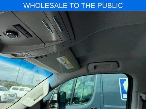 Used 2018 Chevrolet Suburban LT RWD image 17