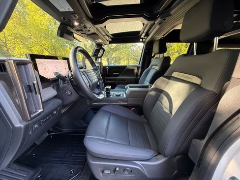 Used 2025 GMC Hummer EV 2X w/ Extreme Off-Road Package image 9