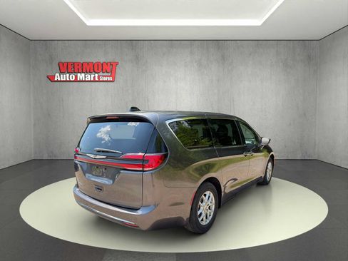 Used 2023 Chrysler Pacifica Touring-L FWD image 7