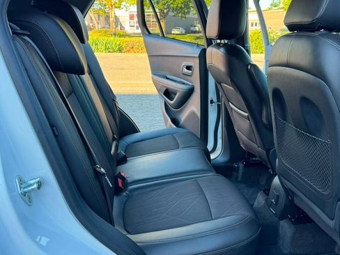 Used 2017 Chevrolet Trax LT w/ Sun & Sound Package AWD/4WD image 11