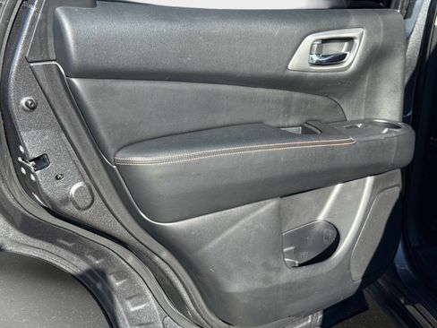 Used 2020 Nissan Pathfinder SL image 15