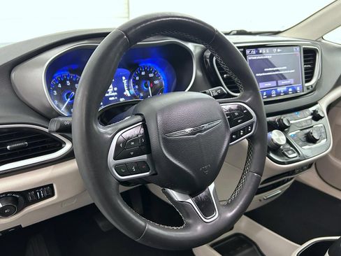 Used 2022 Chrysler Pacifica Touring-L FWD image 11