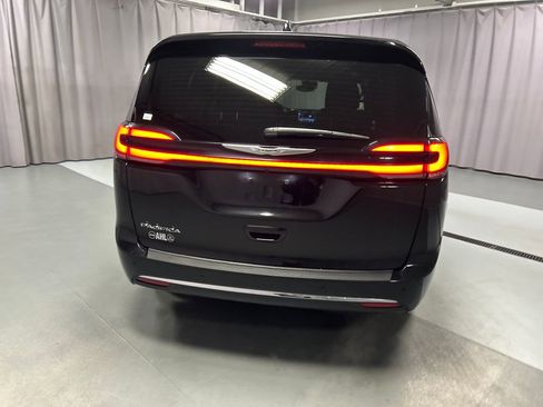 Used 2025 Chrysler Pacifica Select image 6