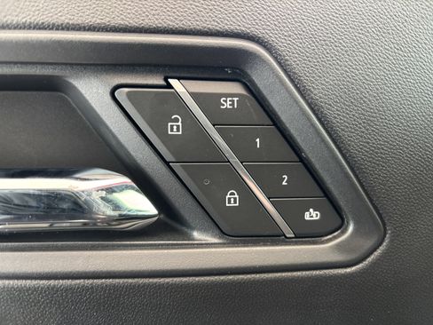 Used 2025 Chevrolet Colorado Z71 w/ Midnight Edition AWD/4WD image 9