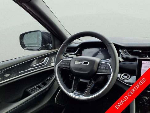 Used 2024 Jeep Grand Cherokee Trailhawk w/ Luxury Tech Group III AWD/4WD image 12