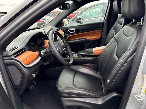 Used 2025 Jeep Compass Limited image 7