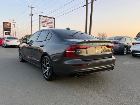 Used 2020 Volvo S60 T5 Momentum image 4