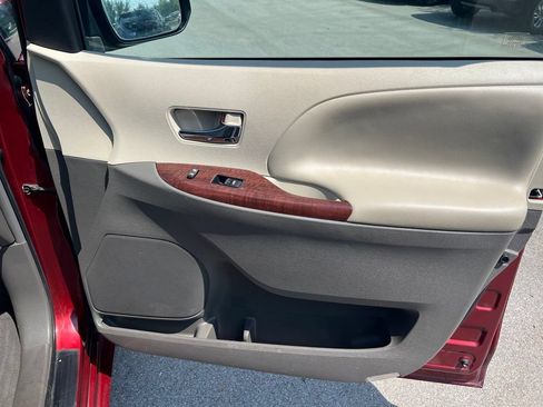 Used 2014 Toyota Sienna XLE FWD image 26