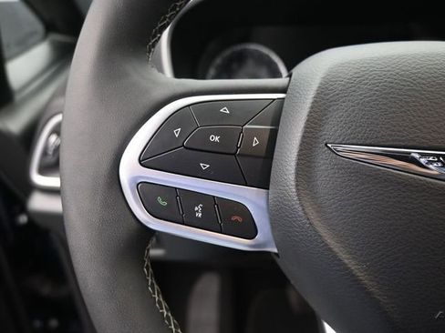 Used 2025 Chrysler Pacifica Select image 31