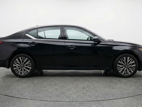 Used 2025 Nissan Altima 2.5 SV FWD image 11