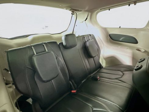 Used 2020 Chrysler Pacifica Touring-L FWD image 27